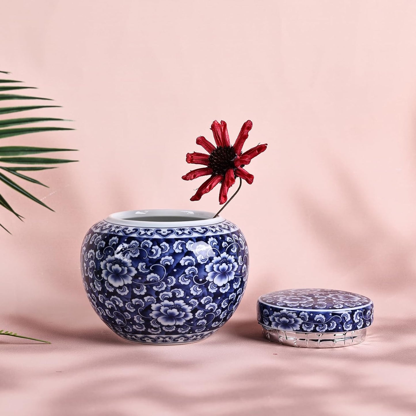 Retro Blue and White Porcelain Decorative Jars