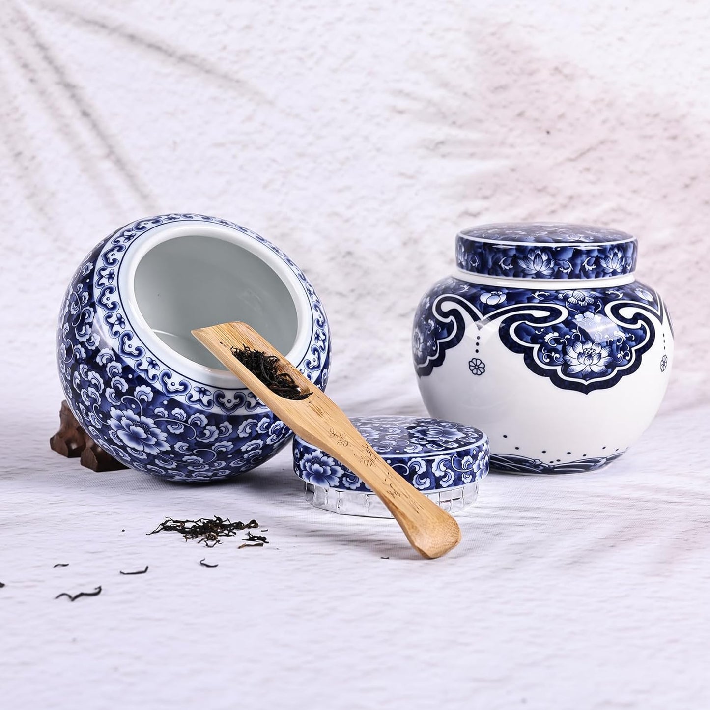 Retro Blue and White Porcelain Decorative Jars
