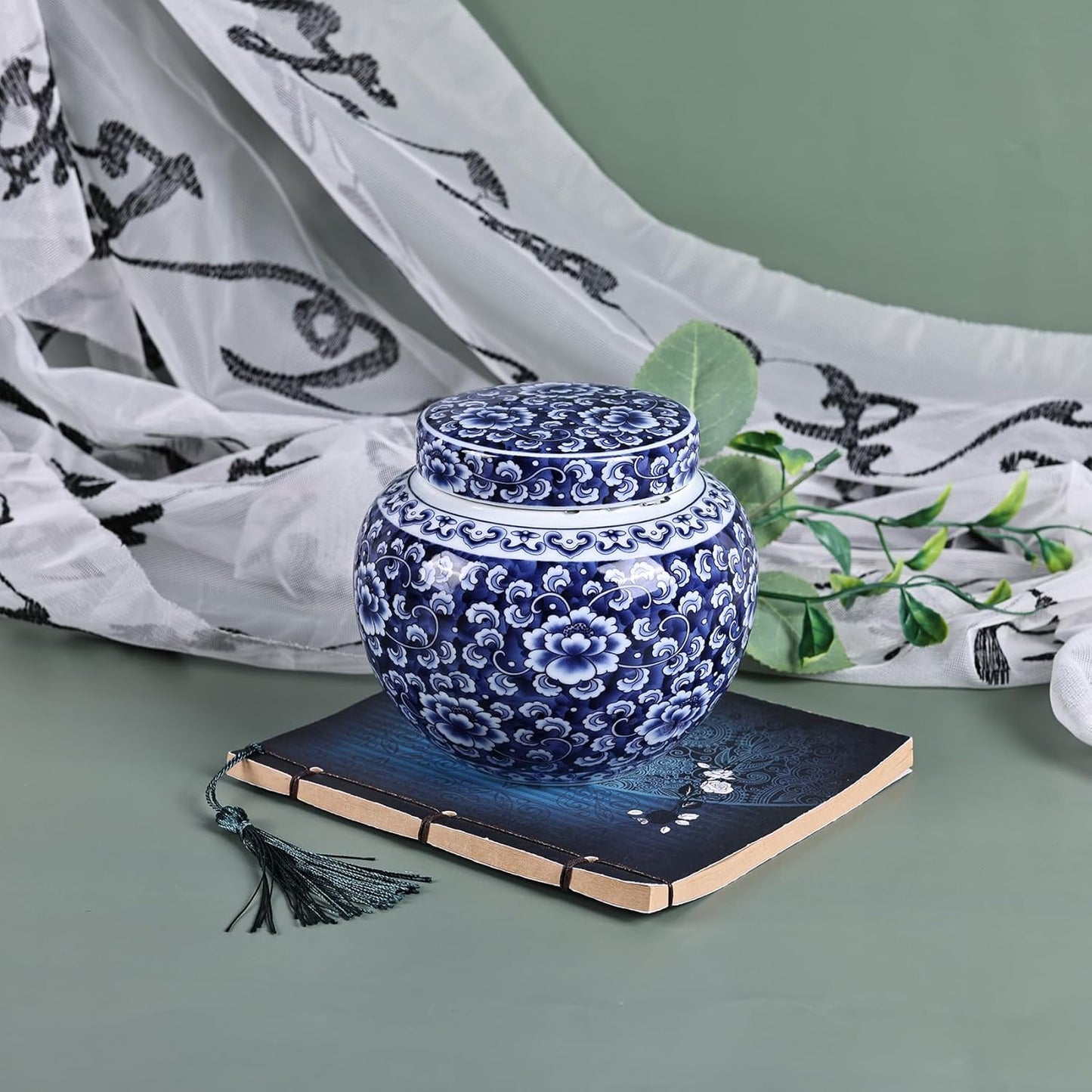 Retro Blue and White Porcelain Decorative Jars