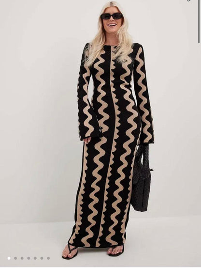 Wave Print Knitted Black Maxi Dress